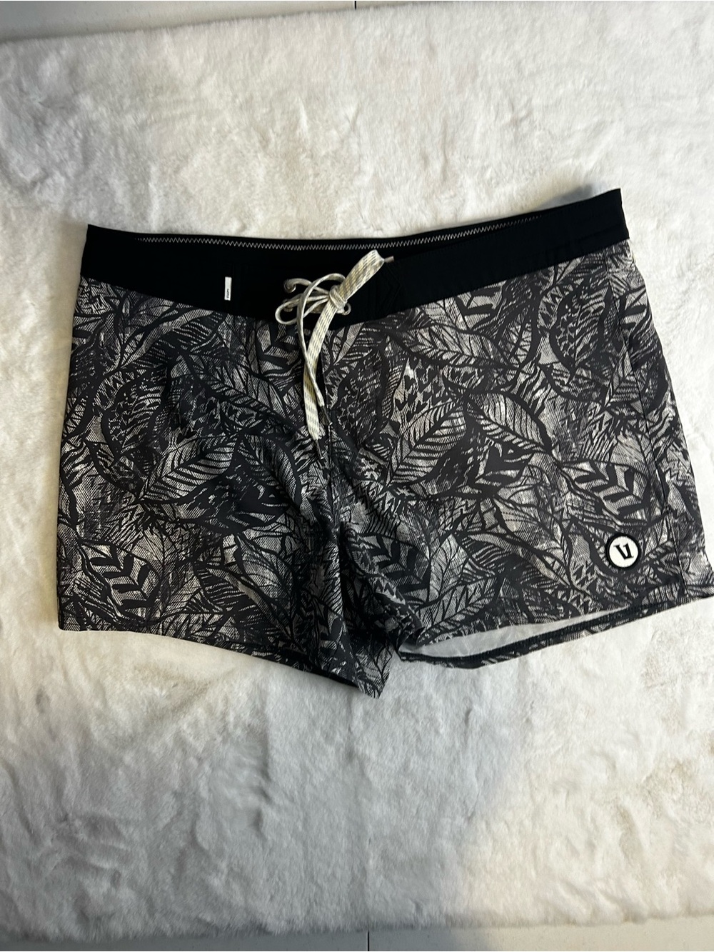 Vuori Women’s Medium Black Gray Tropical Leaf Print Athletic Shorts - Picture 3 of 15